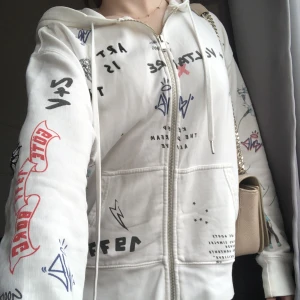 Zadig zip up tröja - Köpt från en tjej här på Plick innan, mer defekter än vad hon nämnde. (Kontakta för bilder på det) därmed säljer jag den  väldigt billigt.