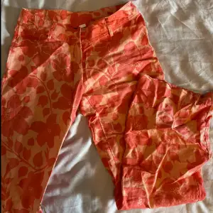 Lågmidjade korallrosa byxor i linne. (Obs: Mer rosa i ton än på bilderna), rekommenderar att ha hudfärgade trosor då de är lite seethrough