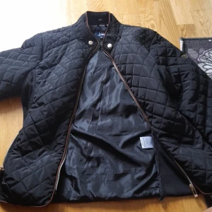 Jacka - En svart jacka, knappt använd.