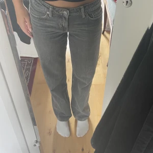 Weekday arrow  - Gråa weekday arrow jeans som knappt är användna, jag är 168!