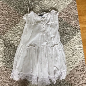 klänning - en supersöt klänning som är köpt secondhand!! Inga defekter eller fläckar. Bra skick! Skriv gärna om du har frågor💗💗