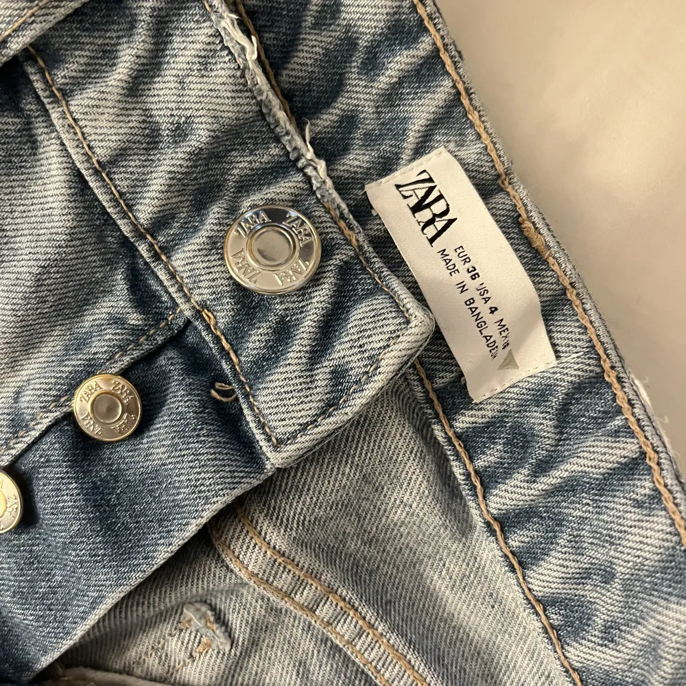 Säljer mina fina zara jeans då de inte kommer till användning. Inga defekter och är i perfekt skick. Några centimeter för långa för mig som är 160.☺️. Jeans & Byxor.