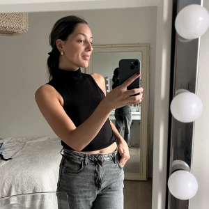 Svart topp - Fin svart cropped polo topp. Aldrig använd 💕