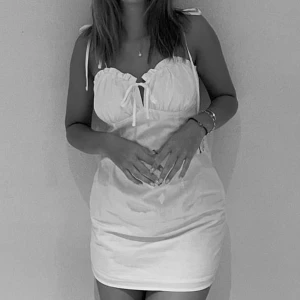 Klänning - Klänning från NA-KD, använd 1 gång så i fint skick. Storlek 38! Köpt för 400kr 