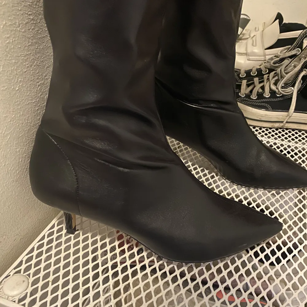 Sjukt snygga boots med klack ifrån h&m som passar perfekt en utekväll, bekväm klack. Dessa är i nyskick och har bara använts en gång.. Skor.