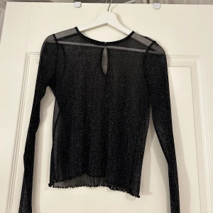 Glitter tröja - En jätte fin tröja till fest, passar bra med en spets bh till. Från Hollister🥰