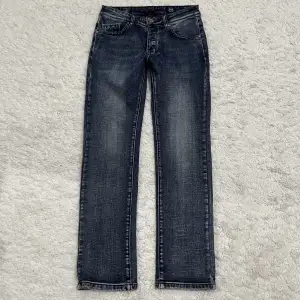 Helt oanvända supersnygga jeans från Ralph Lauren! Säljer pga att dom inte passar mig. (värda 2000-4000kr)🥰 Dom är små i storleken! Midjemått: 76cm  Innerbenslängd: 68cm Ytterbenslängd: 96cm 