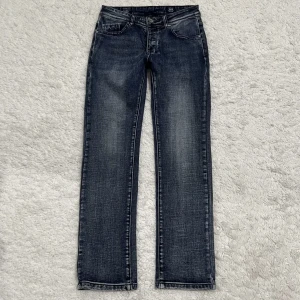 Lågmidjade/mid rise jeans  - Helt oanvända supersnygga jeans från Ralph Lauren! Säljer pga att dom inte passar mig. (värda 2000-4000kr)🥰 Dom är små i storleken! Midjemått: 76cm  Innerbenslängd: 68cm Ytterbenslängd: 96cm 