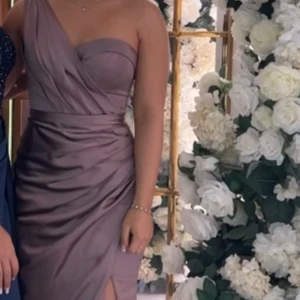 Långklänning - Säljer en festklänning jag haft endast en gång på mig.  Storlek 34  Pris kan diskuteras vid snabb affär 