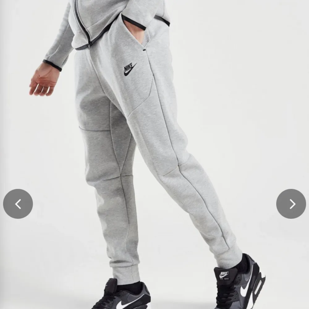 Säljer dessa Nike tech byxor då dom inte kommer till användning längre. Dem är äkta i strl xs, köpta på killavdelningen så dom passar både killar och tjejer. Köpta för 1000 säljer för 500. Jeans & Byxor.