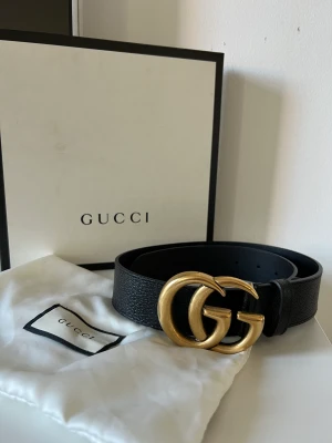 GG Buckle belt  - Skärp köpt på Gucci i Los Angeles (kvitto finns). Skärpet är knappt använt och därför i mycket bra skick. Köpt för 492$. Funkar för man och kvinna. Skärpet är storlek 75 vilket motsvarar ca strl 34.