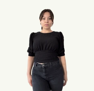 Blus  - Svart blus med puffärm   Använd 1 gång   40kr + frakt eller mötas i Uppsala 