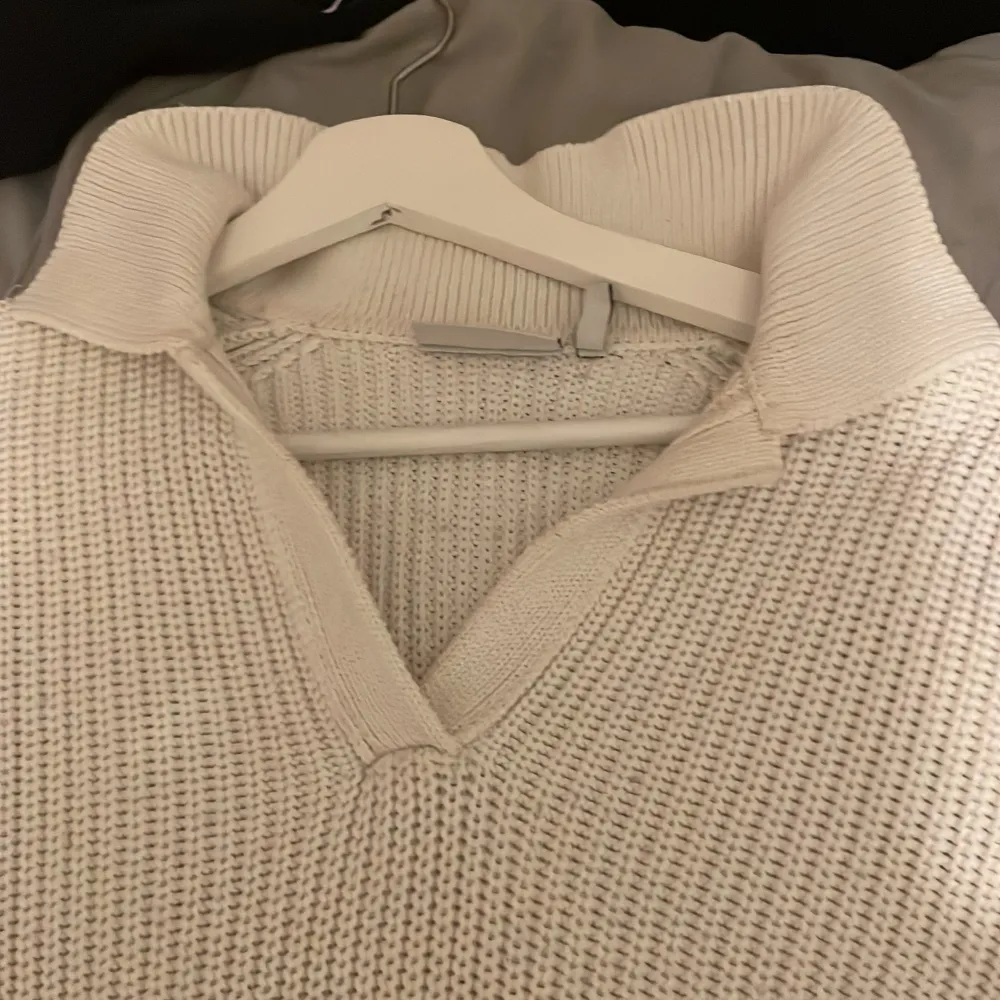 fin stickad tröja ( v-ringad) ifrån Weekday . Använt men fint skick ! Köpare står för frakt . Tröjor & Koftor.