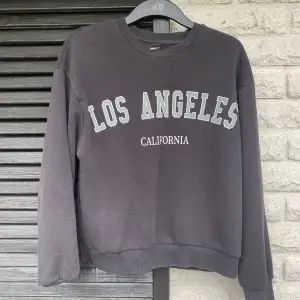 Super skön svart/mörkgrå sweatshirt från Gina! 🖤