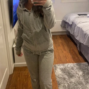 Grått juicy couture set - Den är vi väldigt bra sick och har knappt använt den mycket. Säljer för jag inte använder den. 650kr  för hela settet. 