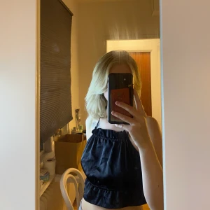 Topp från Gina Tricot - Festtopp från Gina Tricot med öppen rygg. Köpt för ungefär 300 kr.