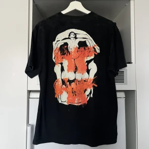 hårdaste tishan någonsin 💯💯 - äkta 90s Jane’s Addiction t-shirt ouff🦦🦦😝.. kom med en fetare tisha i’ll wait du behöver legit bara denna. målad high qual edgy print på ryggen o funky ahh ritual de lo habitual tryck på framsidan. sjuk kvalitet för ålder cond 8,5/10 - print INTACT. testa