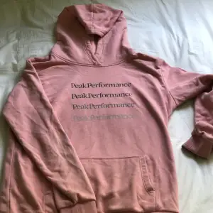 Säljer denna Peak performance hoodie i kanonbra skick, har knappt kommit till användning💕säljs för 140kr plus frakt.