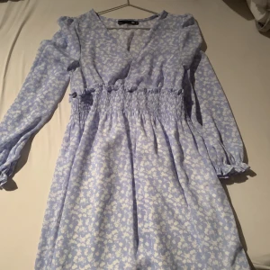 Klänning  - Sommar klänning, avänd 1 gång, super fin och skön.  