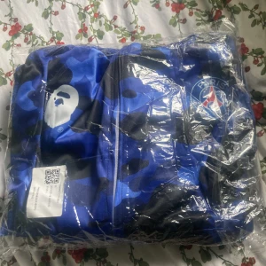 Bape hoodie  - Säljer helt ny bape hoodie inte använd nån gång jätte skön material 