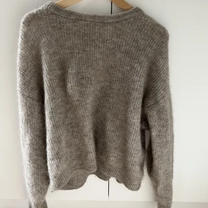 Stickad tröja - Brunbeige stickad tröja från WERA i stl xs men skulle snarare säga s/m, skriv för fler bilder eller frågor!🩷