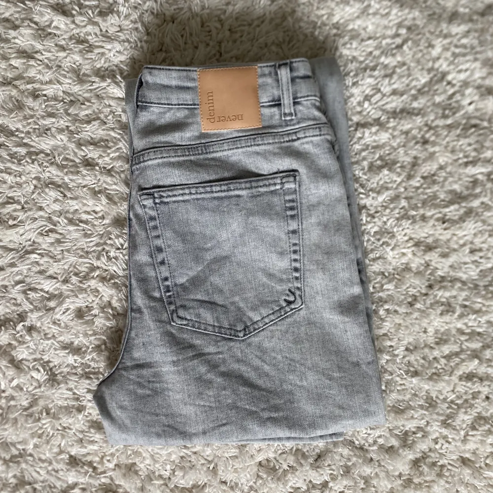 Bikbok jeans mid waist i stl w30l34. Använt dem tre gånger säljer pga ej passar mig🤷‍♀️  Köpt för 699kr o säljer för 300kr. Jeans & Byxor.