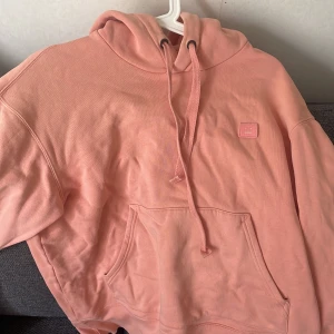 hoddie ance studios  - finns bara ett par hål vid fikorna som sysn inte mycket annars den är fräsch 