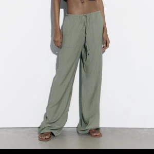 Byxor - Ett par jätte snygga och sköna linne byxor från zara! Säljer pga att jag har fler liknande byxor💕 använda en gång, köparen står för frakten!