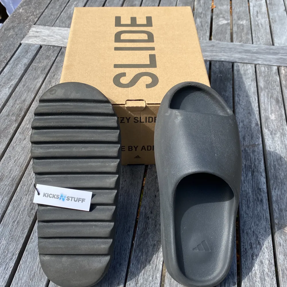 Säljer Mina Yeezy Slides Köpta Ifrån Kicks N Stuff.  Dom är lite använda, under sidan är lite smutsig. Inköpta för 2700kr  men säljer dom för 1000kr. Boxen är perfekt och inga skador. Priset kan så klart diskuteras! Dom passar som 43-42. Skor.