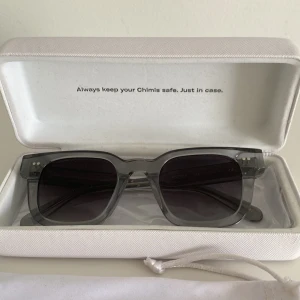 Chimi solglasögon - Chimi solglasögon i 04 grey, köpta på Sellpy men kommer från chimi. Säljer då jag inte har nån användning för dom  längre, inga defekter förutom på fodralet (finns bilder) pris kan diskuteras!