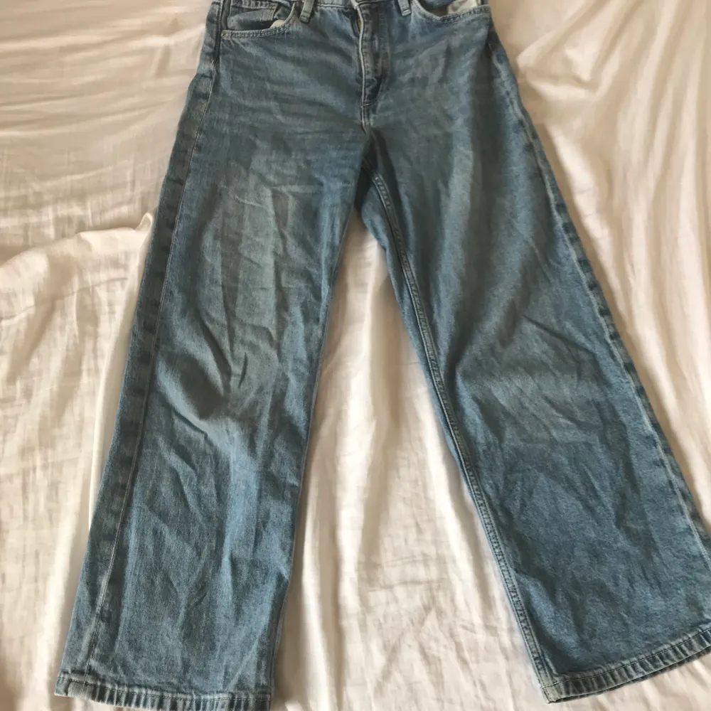 Köpte dessa jeansen förra året!💘 använd några gånger🫶 fortfarande i bra skick. Har växt ur dom så det är därför jag säljer dom💘skrynkliga för har varit i garderoben länge.. Jeans & Byxor.
