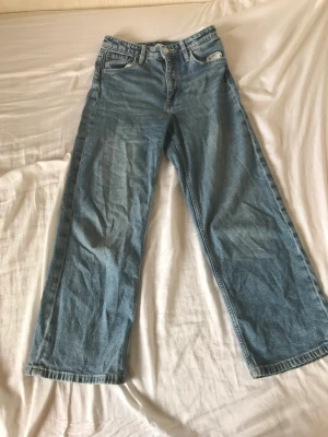 wide high waist blå jeans - Köpte dessa jeansen förra året!💘 använd några gånger🫶 fortfarande i bra skick. Har växt ur dom så det är därför jag säljer dom💘skrynkliga för har varit i garderoben länge.