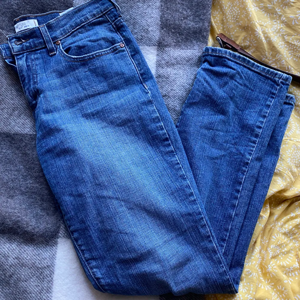 Otroligt fina lågmidkade Jeans från Levis. Straight leg är modellen, väldigt fint skick men har tyvärr blivit för stora för mig därför säljer jag dessa🥰. Jeans & Byxor.