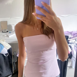 Zara topp - Bandeu topp från Zara, aldrig använd. Prislapp är kvar! Rosa/lila. Pris kan eventuellt diskuteras.