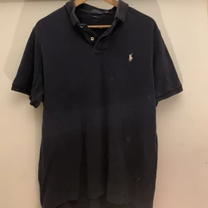 Ralph Lauren Piké - Säljer min Ralph Lauren piké då den inte kommer till användning. Inget slitage, står storlek L men de är M.