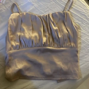 Topp - Gullig topp, köpt här på plick mem aldrig använd, som ny💕