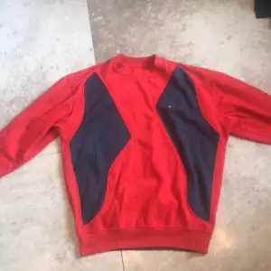 Vintage Tommy Hilfiger sweatshirt i M fast passar bättre till S. Inga täcken på användning. 