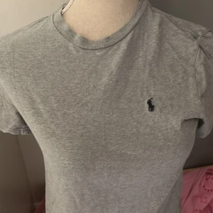 Grå Ralph Lauren t-shirt - Fin 10 år passar xs ❤️