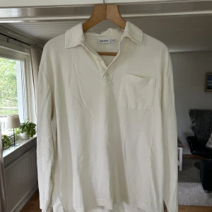 Weekday långärmad - Säljer min långärmade tröja med knappar från weekday, då den inte används. Skön och lite oversized!