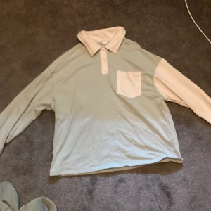 Tjock tröja  - En grön och vit tjock tröja med krage. Fint skick aldrig använd den är ganska stor 