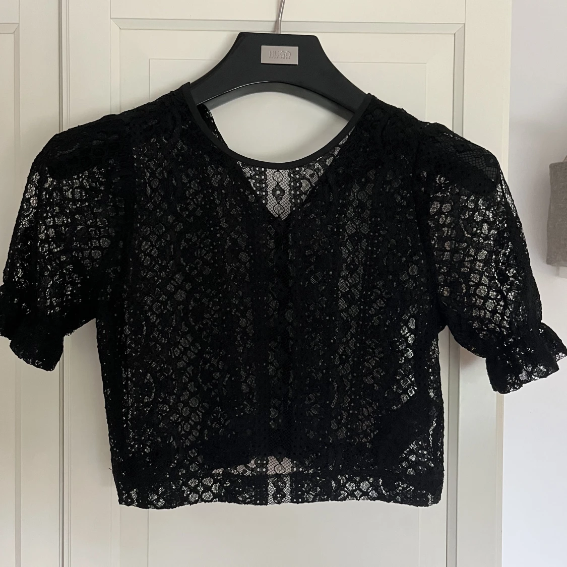 Croppad svart spetstopp