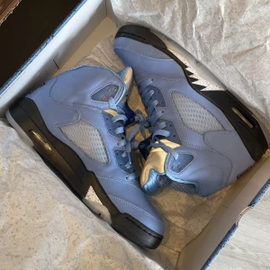 Jordan 5 UNC - Säljer mina J5 helt nya med box o kvitto🌟Läcker sko som jag vill få sålt snabbt så är flexibel med pris!