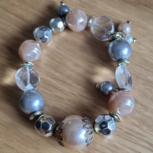 Elastikt pärlarmband  - Elastiskt pärlarband med olika pärlor 