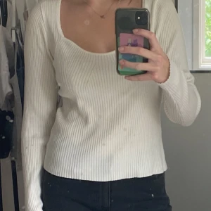 Vit långärmad tröja som är ribbad. - (Endast spegeln som är smutsig)Den här ribbade tröjan är från vero Moda i storlek M. Den är i bra skick och väldigt fin men kommer inte till användning därför säljer jag den. 100+frakt😊