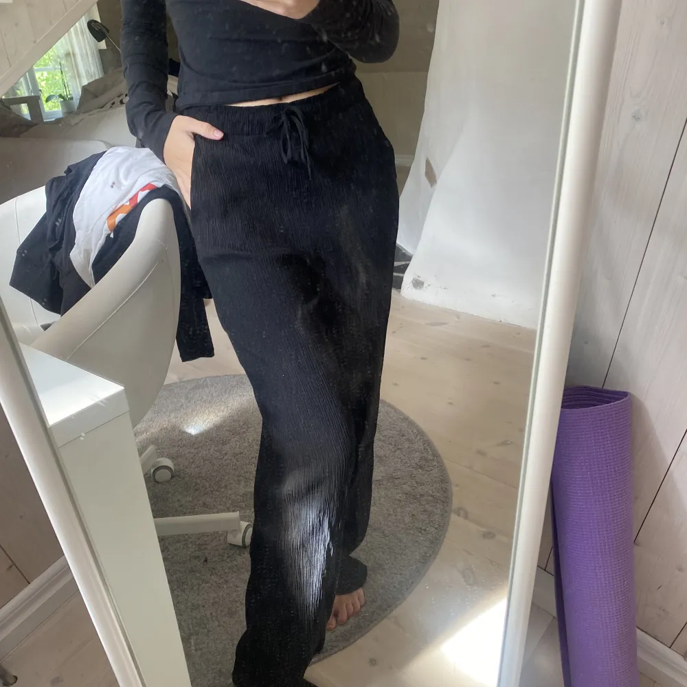 Svarta Zara byxor med ”veck” - sköna, snygga och trendiga!. Jeans & Byxor.