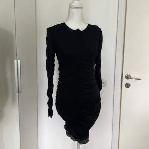 En kort svart tajt klänning med mönster på hela. Skit snygg och fin passform. Aldrig använt. Ifrån Bikbok.
