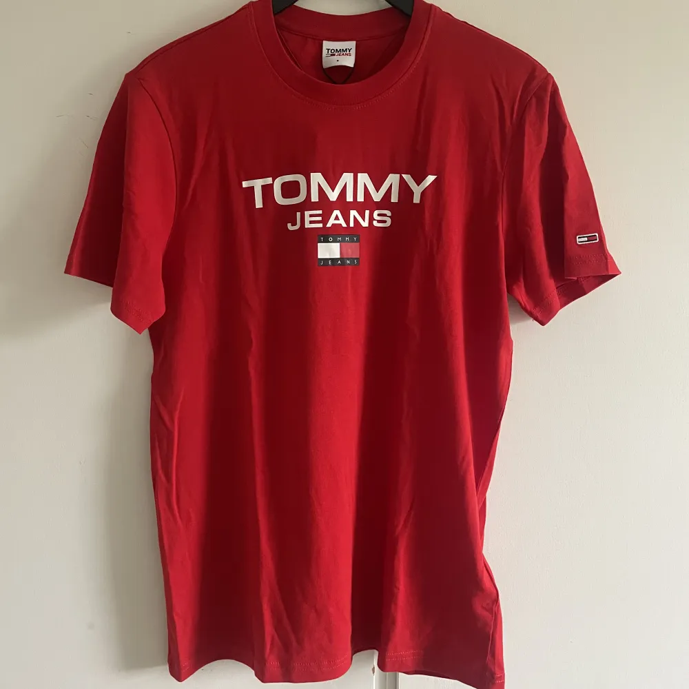 Röd Tommy jeans T-shirt i storlek s. Aldrig använd. . T-shirts.