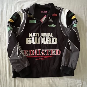 Racer jacka - Rally Patch jacka från Edikted. Inköptes för 1350kr. Aldrig använd, nyskick med lappen kvar. Storlek M men passar även S🫶💕