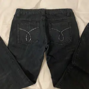 Säljer mina jättefina low waist jeans med detalj på bakfickan då det inte kommer till användning. Jeansen är i en svart/marinblå färg, midjemåttet tvärsöver är 37cm och innerbenslängden är 78cm.  Fint skick och endast använt få tal gånger💕