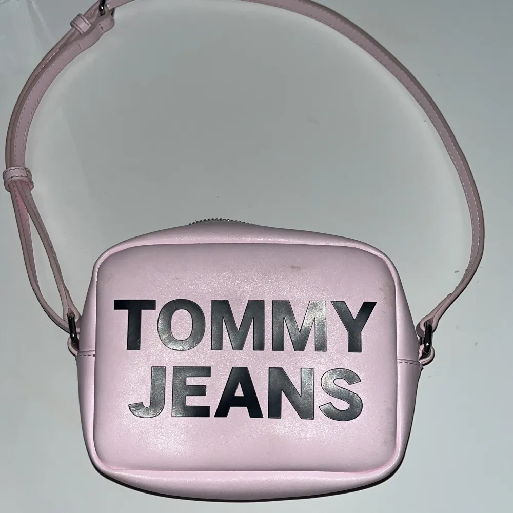 Jätte fin rosa väska från Tommy jeans, jag köpte den till ett event men har inte haft någon andvändning av den riktigt efter. Den är köpt för 500:- . Asusteet.